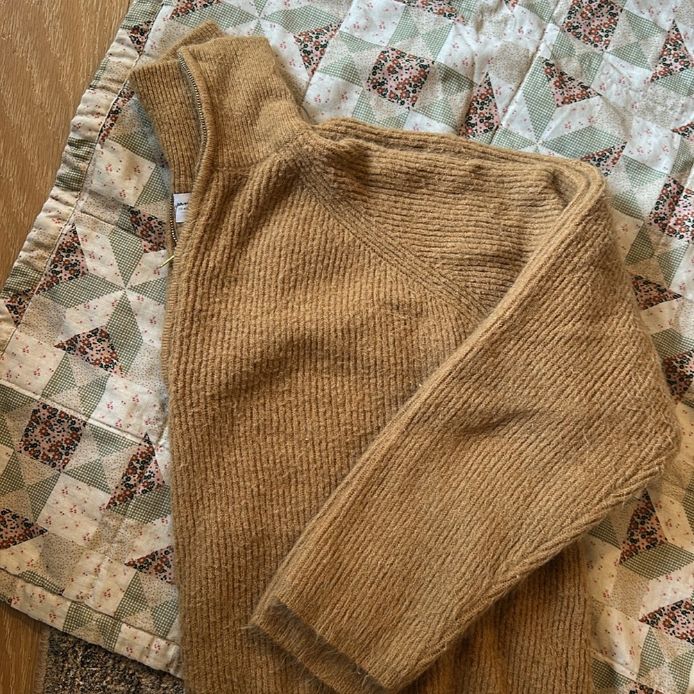 Carly Jean Los Angeles sweater - Picture 2 of 3